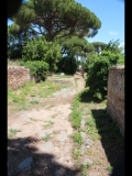 06686 ostia - regio i und iv - via del pomerio ecke via del tempio rotondo - bli in die via del tempio rotondo - ri osten.jpg